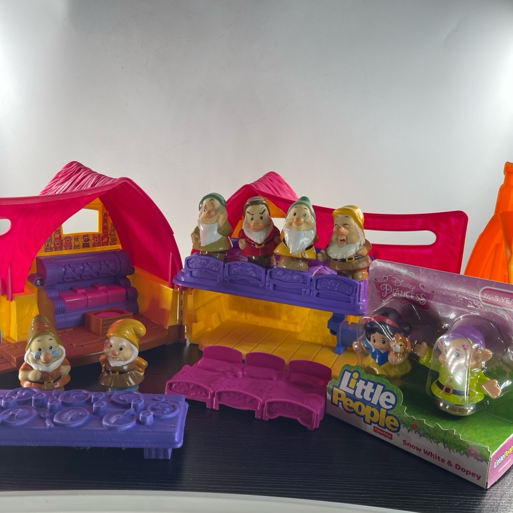 Fisher Price Little People Snow White & Seven Dwarfs Cottage